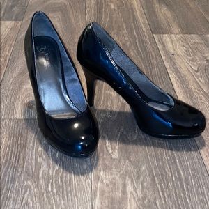 Black Round-Toe Pumps